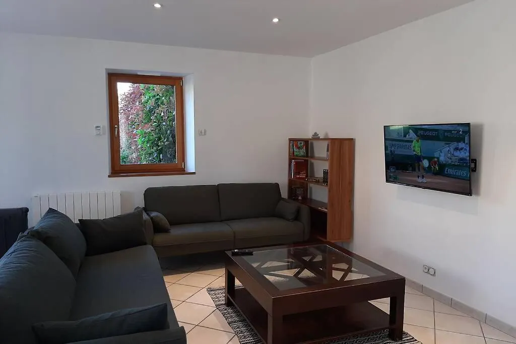 La Maison Bleue Saint-Sauveur-des-Landes 0*,